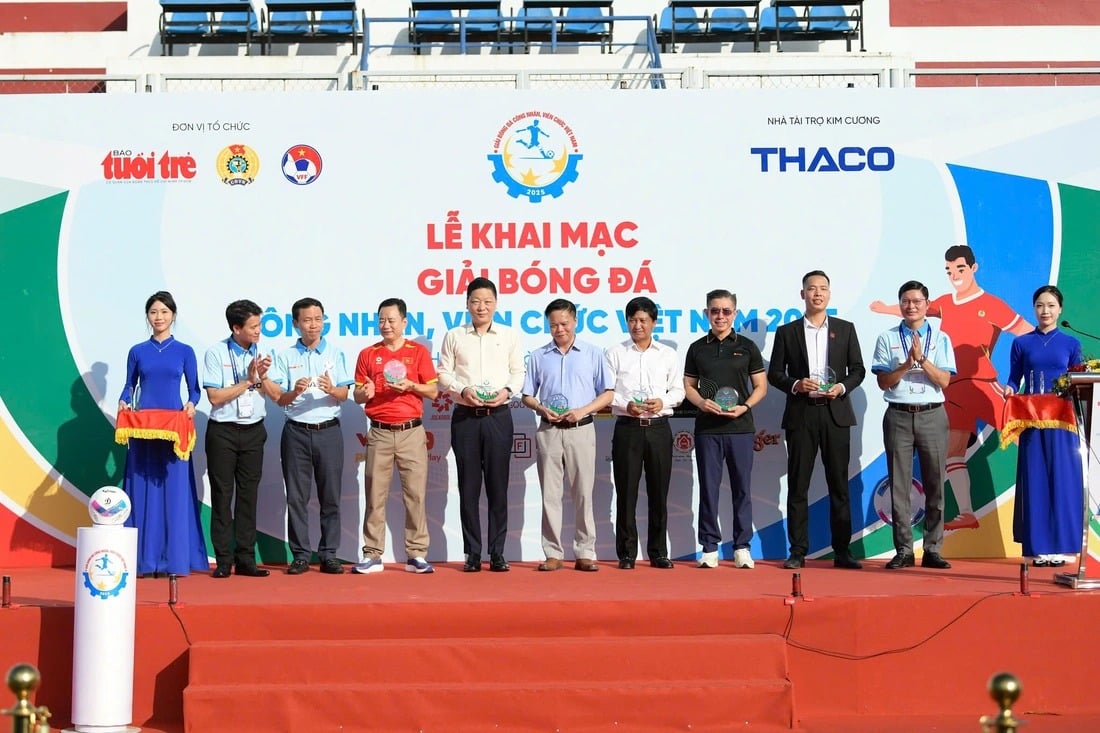 HLV Kim Sang Sik dự lễ khai mạc giải bóng đá công nhân, viên chức Việt Nam 2025 - Ảnh 5.