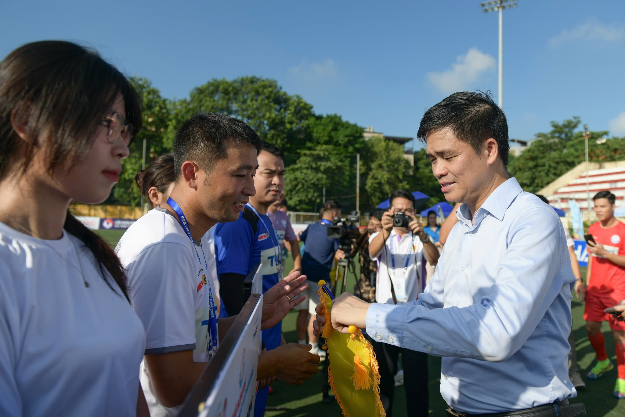 HLV Kim Sang Sik dự lễ khai mạc giải bóng đá công nhân, viên chức Việt Nam 2025 - Ảnh 7.