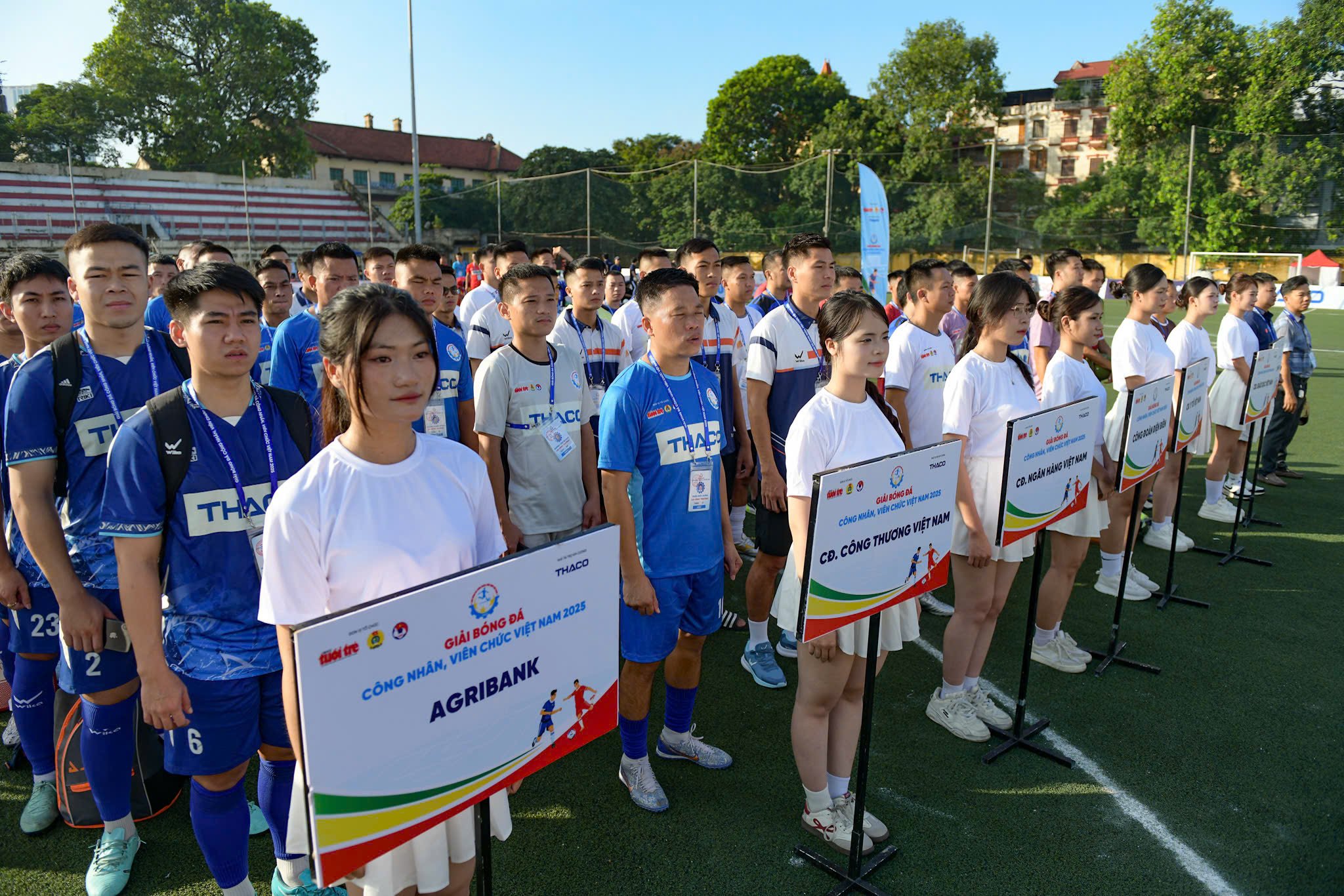 HLV Kim Sang Sik dự lễ khai mạc giải bóng đá công nhân, viên chức Việt Nam 2025 - Ảnh 9.