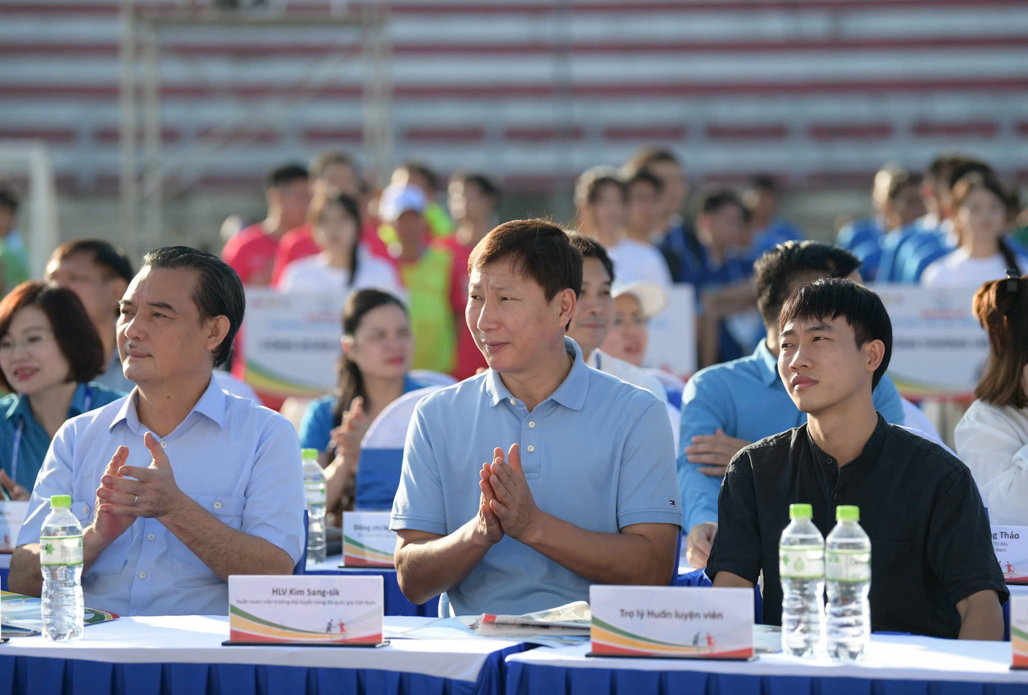 HLV Kim Sang Sik dự lễ khai mạc giải bóng đá công nhân, viên chức Việt Nam 2025 - Ảnh 10.