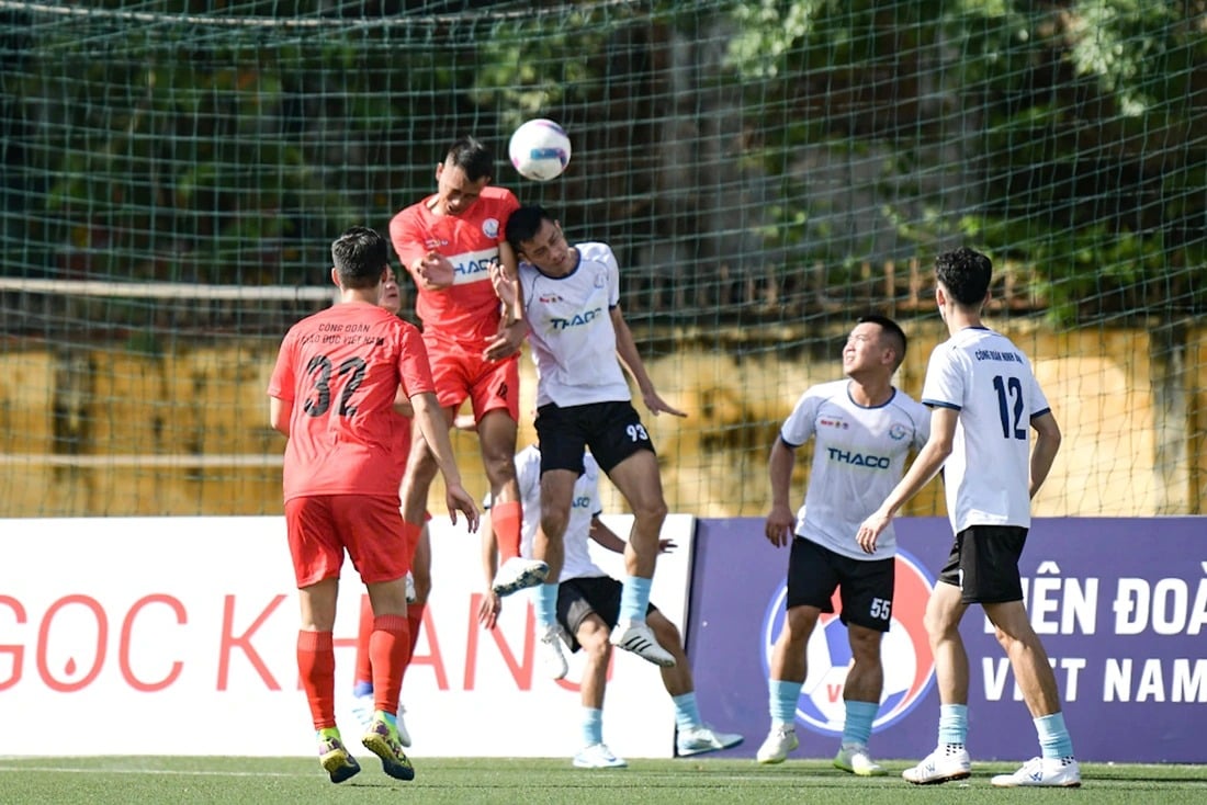 HLV Kim Sang Sik dự lễ khai mạc giải bóng đá công nhân, viên chức Việt Nam 2025 - Ảnh 11.