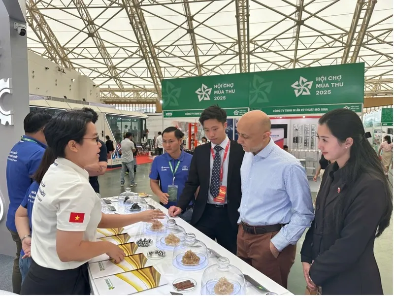 Hội chợ Mùa Thu - “Nhịp cầu thương mại” kết nối thị trường nội địa với thị trường quốc tế - Ảnh 2.