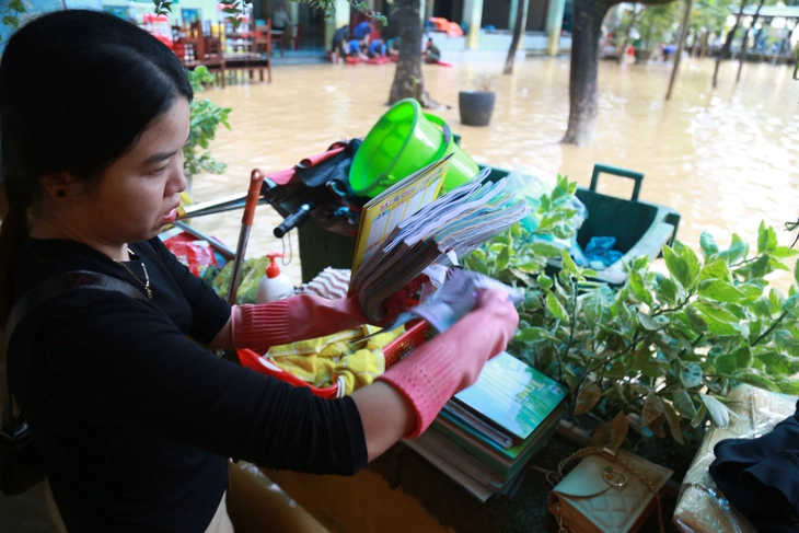 Thầy trò miền Trung gượng dậy sau lũ dữ - Ảnh 2.