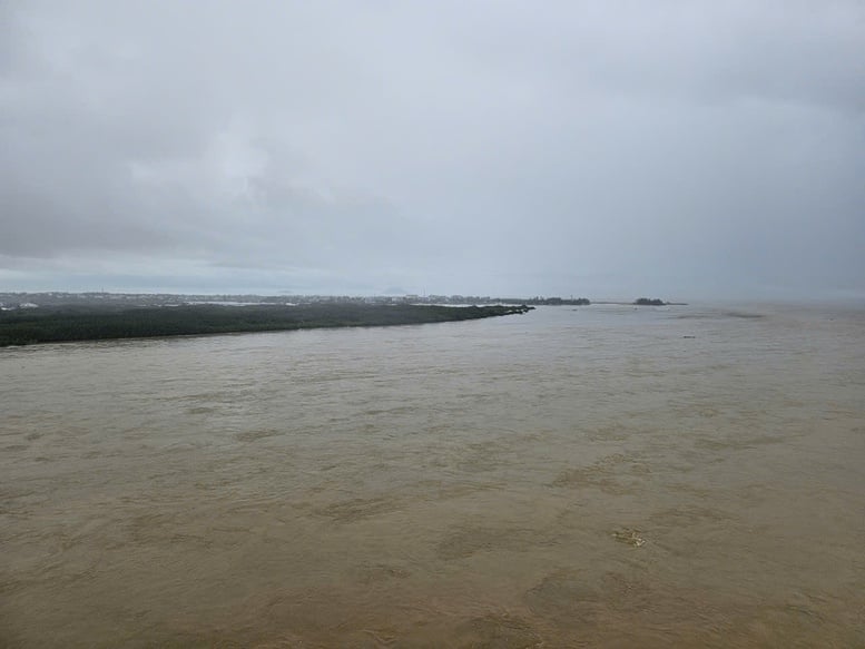 দা নাং-এ ভারী বৃষ্টিপাত অব্যাহত রয়েছে, বন্যা দ্রুত বৃদ্ধি পাচ্ছে, ব্যাপক বন্যা - ছবি ১। Đà Nẵng tiếp tục mưa lớn, lũ đang lên nhanh, cảnh ngập trên diện rộng- Ảnh 1.