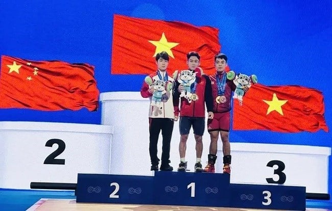 53人の選手とコーチが労働勲章を授与されました - 写真1