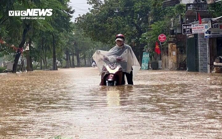 Floods continued to occur in the Central region on November 3. (Photo: Nguyen Vuong)