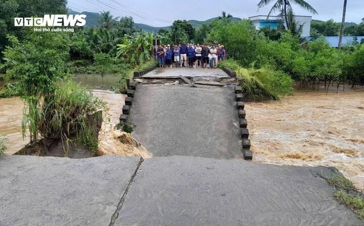 Kemarin (2 November), banyak orang terkejut menyaksikan runtuhnya jembatan Cay Sung (di desa Phuoc An, kecamatan Binh Minh, provinsi Quang Ngai).