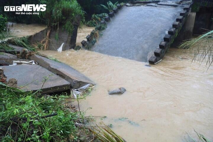 Saat jembatan runtuh, beberapa kendaraan sedang melintas di jembatan. Satu orang terjatuh ke air, tetapi berhasil berenang ke tepi sungai. Sepeda motornya belum ditemukan.