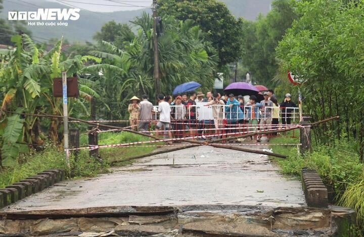 Jembatan Cay Sung memiliki panjang 12 m dan lebar 5 m, menghubungkan 3 dusun di desa Phuoc An: Chau Loc, Chau Binh dan Chau Long.