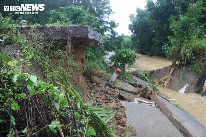 Jembatan Cay Sung adalah salah satu dari dua rute utama dari Phuoc An ke pusat komune. Namun, dalam beberapa hari terakhir, hujan lebat juga menyebabkan rute yang tersisa terendam banjir, sehingga menyulitkan perjalanan.