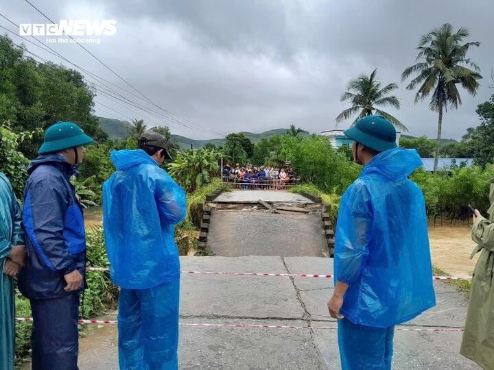 Komando Militer Komune Binh Minh hadir di lokasi kejadian, memasang tali peringatan dan mengorganisasikan siaga untuk melarang semua kendaraan bergerak melintasi area jembatan demi menjamin keselamatan.