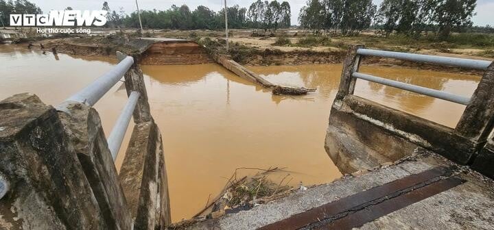 Sementara itu, di Kota Da Nang, akibat dampak banjir dari tanggal 24 hingga 30 Oktober, Jembatan Duy Phuoc (Jembatan Ba ​​Ngan) yang terletak di Jalan Raya Nasional 14H, yang menghubungkan Kabupaten Nam Phuoc dengan Distrik Hoi An dan Distrik Dien Ban Dong, abutmen jembatannya hanyut, yang menyebabkan satu bentang jembatan runtuh.