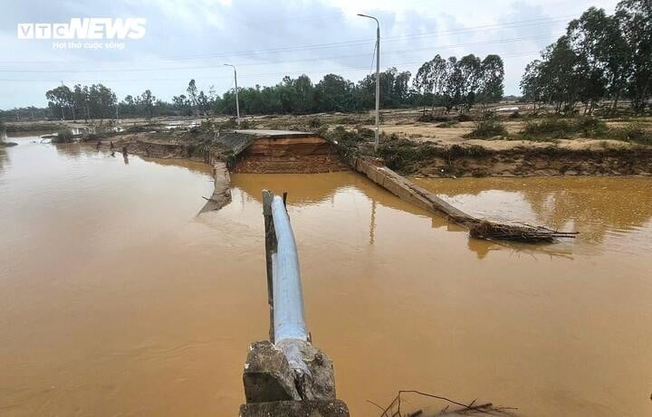 Abutmen jembatan di sisi Hoi An runtuh, sebagian jalan penghubung tersapu bersih ke Sungai Thu Bon. Tanggul di kedua sisi abutmen jembatan juga rusak, dan sebagian besar tanah di sepanjang tepian tersapu bersih.