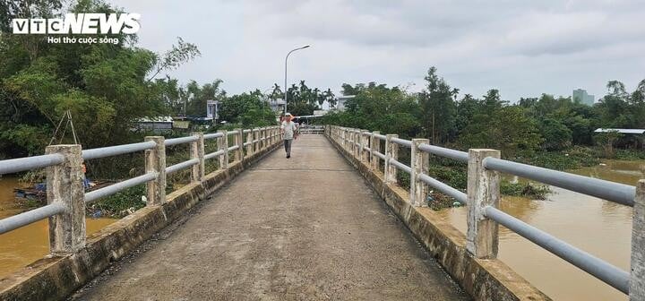 Diketahui bahwa Jembatan Ba ​​Ngan, yang panjangnya lebih dari 200 m dan lebarnya hanya sekitar 3,5 m, dibangun sejak lama dan tidak memenuhi kebutuhan lalu lintas saat ini, terutama untuk mobil dan truk. Belakangan ini, kondisi jembatan yang rusak dan sempit telah menyebabkan lalu lintas di area tersebut sering macet, mengingat ribuan kendaraan melintas setiap hari.