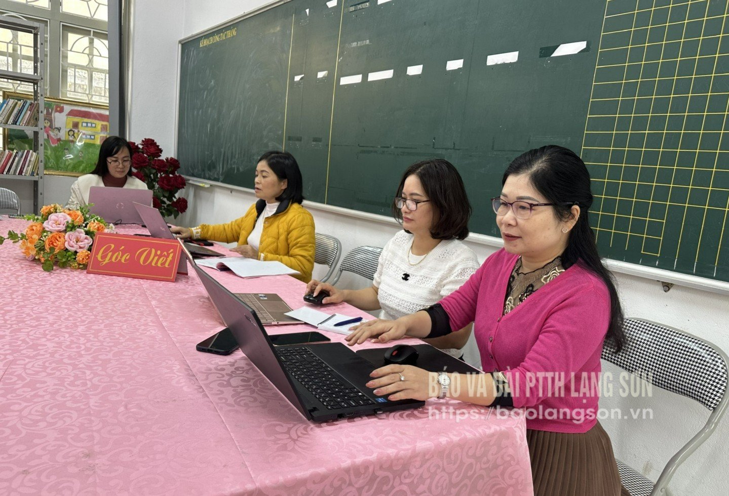 Lärare på Tam Thanh Secondary School, Tam Thanh Ward, använder artificiell intelligens (AI) för att betygsätta elever.