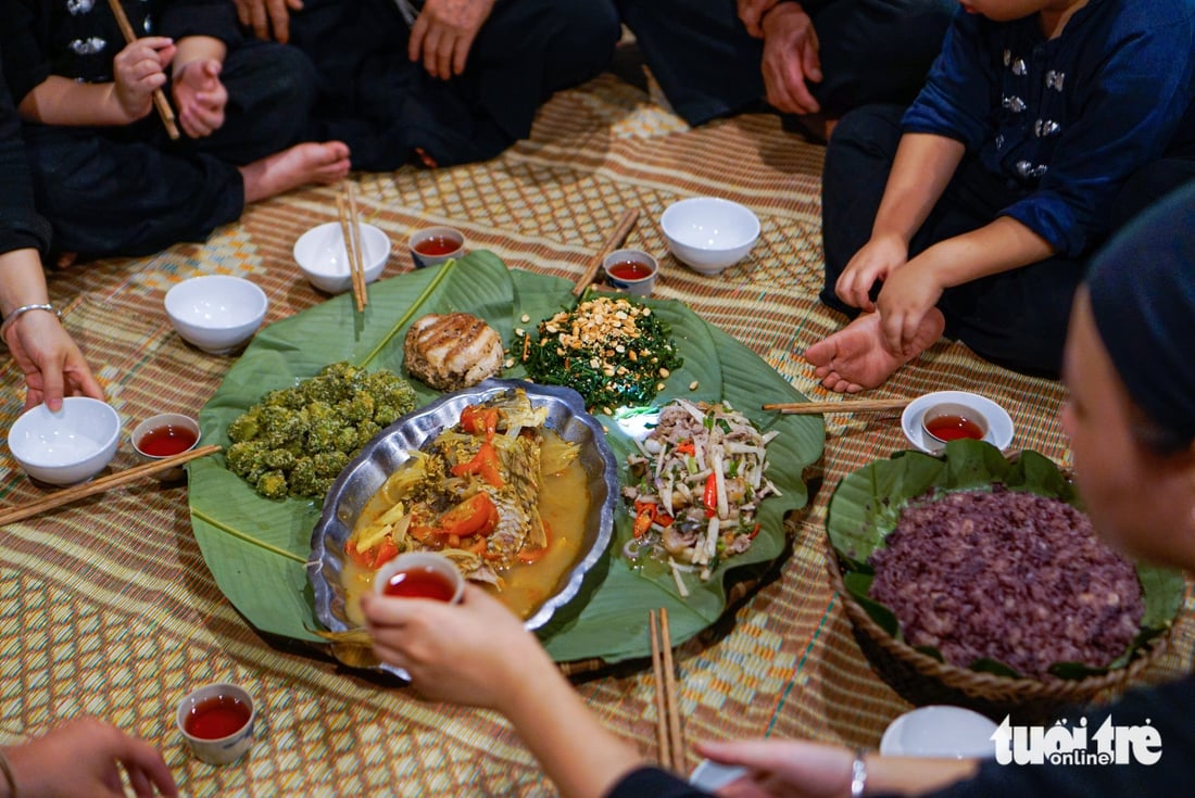 Món xôi đặc sản chỉ có vào mùa thu của người Tày ở Thái Nguyên - Ảnh 1.
