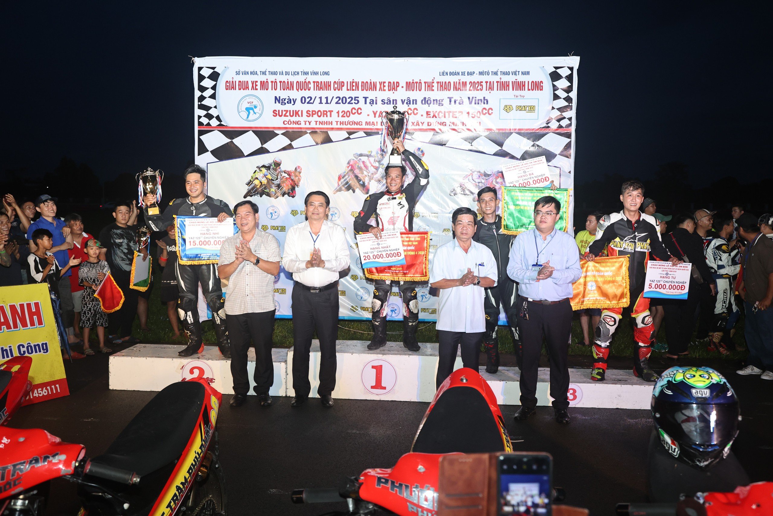 Vĩnh Long: Kịch tính giải đua xe mô tô 'sân tròn' vô địch quốc gia- Ảnh 1.