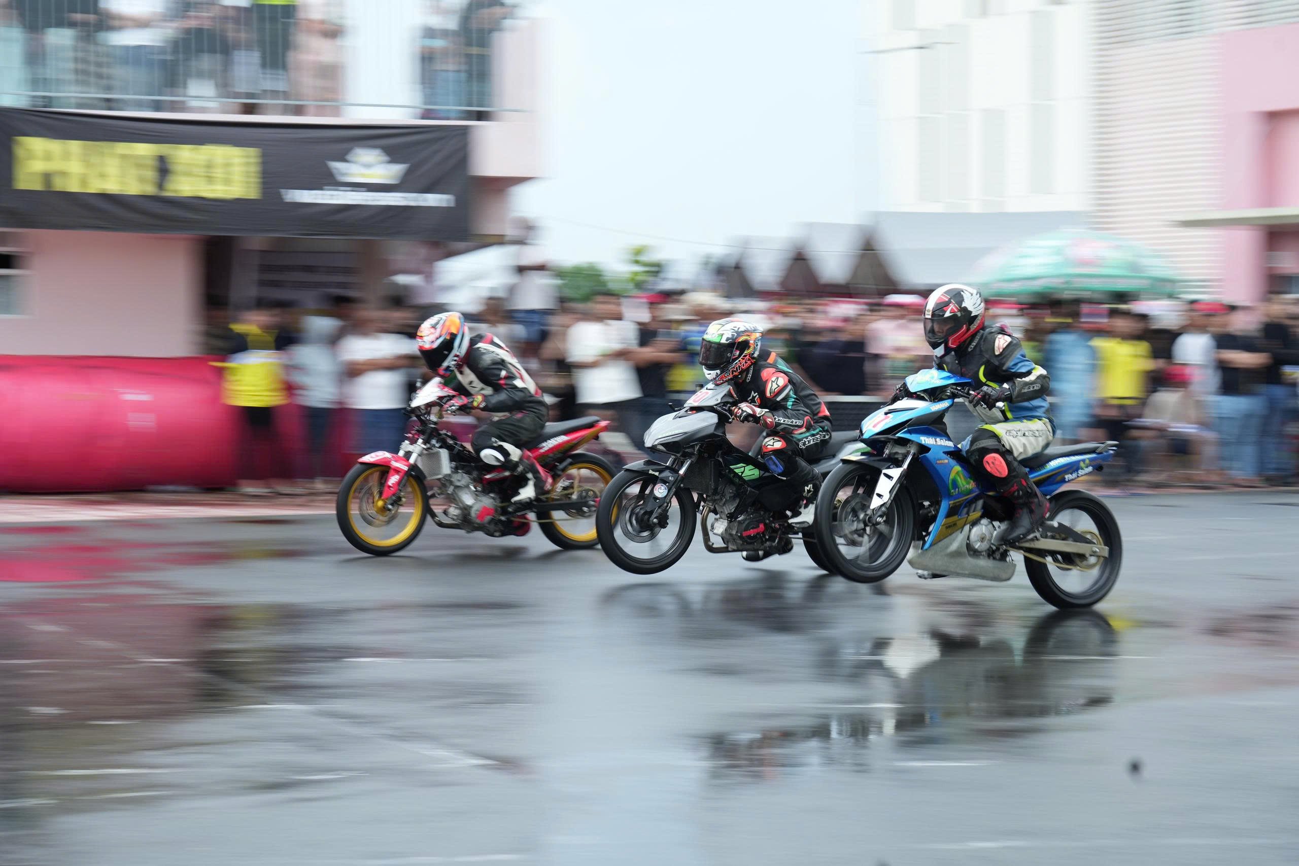 Vĩnh Long: Kịch tính giải đua xe mô tô 'sân tròn' vô địch quốc gia- Ảnh 2.