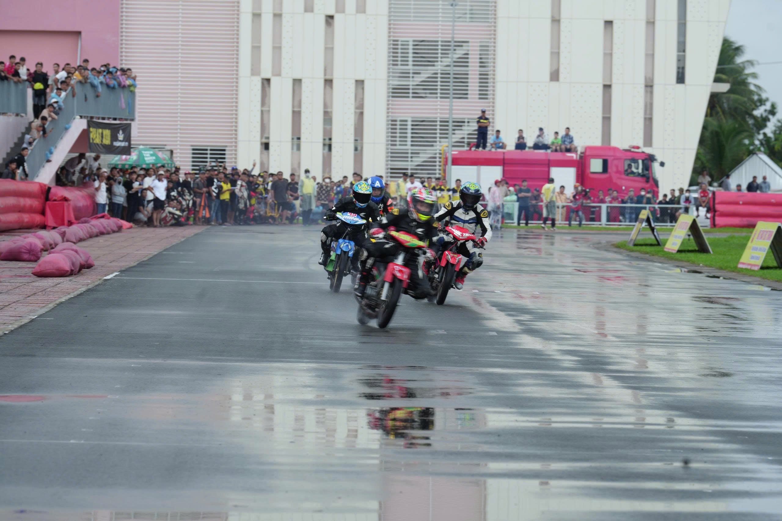 Vĩnh Long: Kịch tính giải đua xe mô tô 'sân tròn' vô địch quốc gia- Ảnh 4.