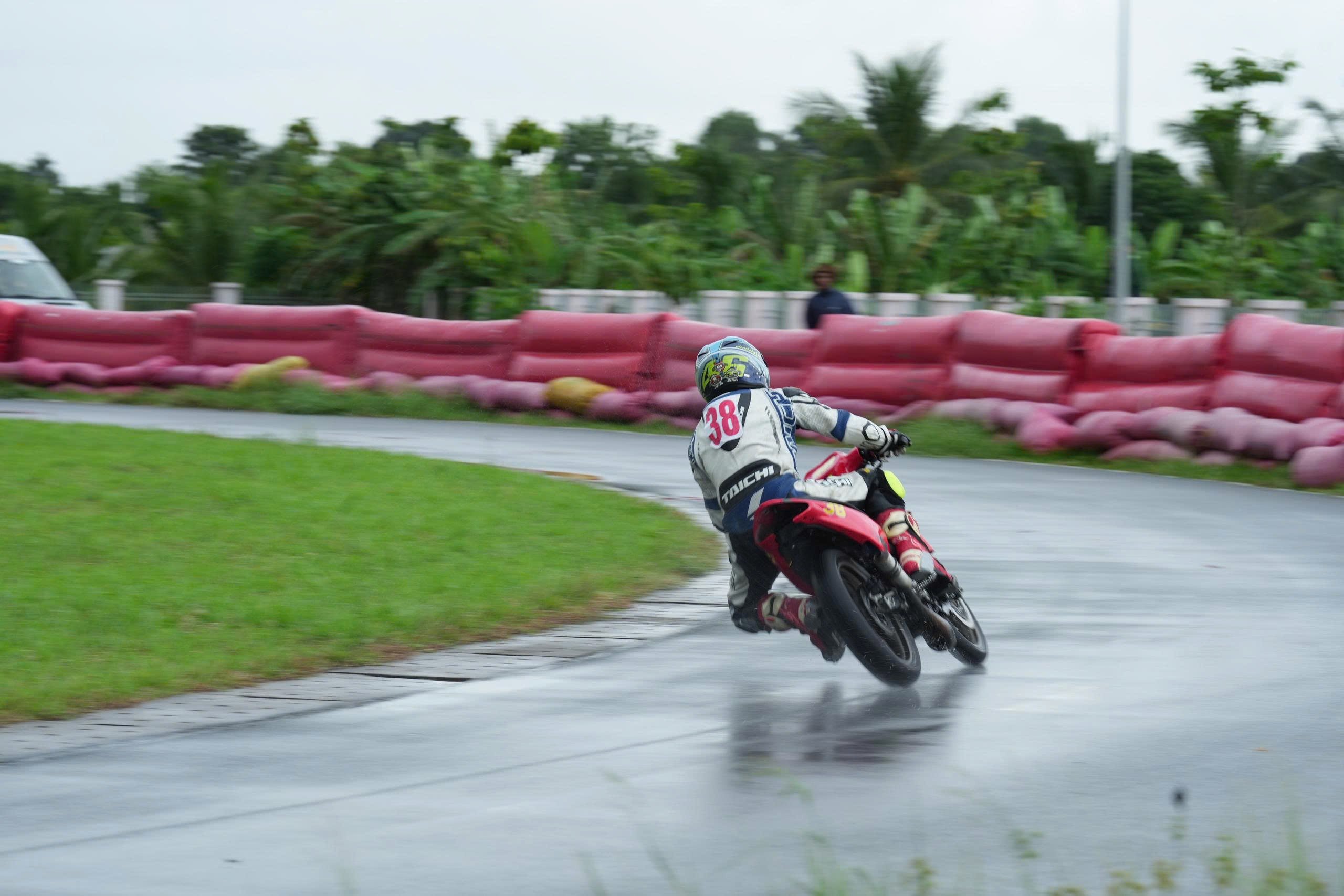 Vĩnh Long: Kịch tính giải đua xe mô tô 'sân tròn' vô địch quốc gia- Ảnh 7.