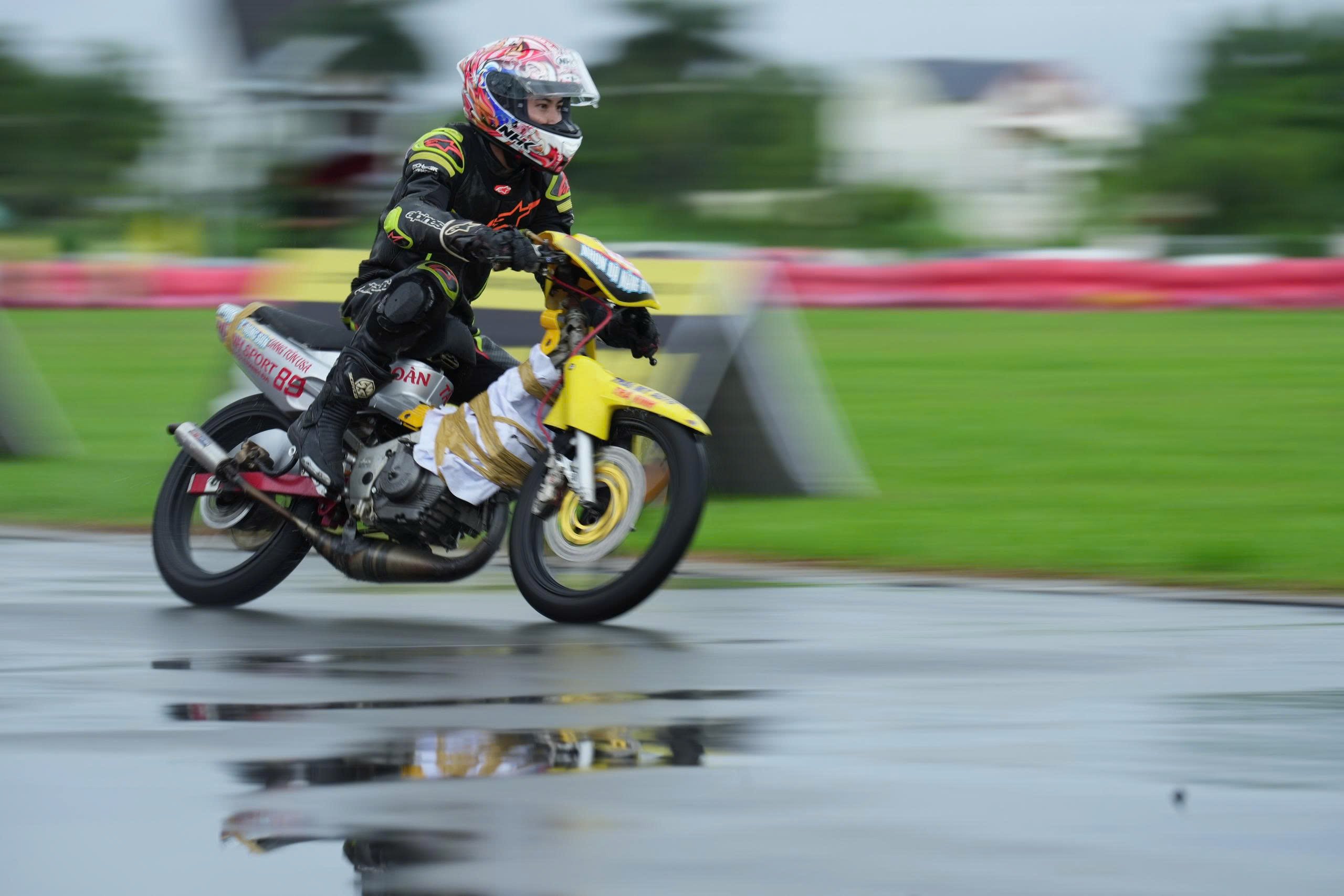 Vĩnh Long: Kịch tính giải đua xe mô tô 'sân tròn' vô địch quốc gia- Ảnh 8.