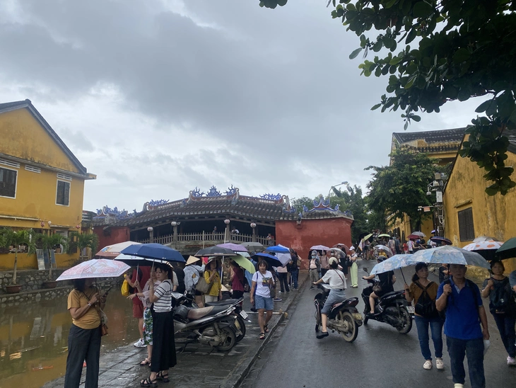 Hôm qua còn ngập bùn, hôm nay phố cổ Hội An đã sáng đèn đón du khách - Ảnh 3.