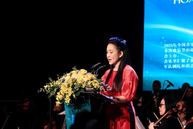 Y Garia Enuol បានឈ្នះមេដាយមាសនៅមហោស្រពតន្ត្រីបើកថ្នាក់ជាតិឆ្នាំ 2025 - រូបថត 2 ។ Y Garia Ênuôl đoạt huy chương vàng tại Liên hoan Âm nhạc toàn quốc mở rộng 2025 - Ảnh 2.