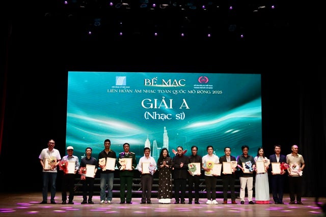 Y Garia Enuol បានឈ្នះមេដាយមាសនៅមហោស្រពតន្ត្រីបើកថ្នាក់ជាតិឆ្នាំ 2025 - រូបថត 3 ។ Y Garia Ênuôl đoạt huy chương vàng tại Liên hoan Âm nhạc toàn quốc mở rộng 2025 - Ảnh 3.