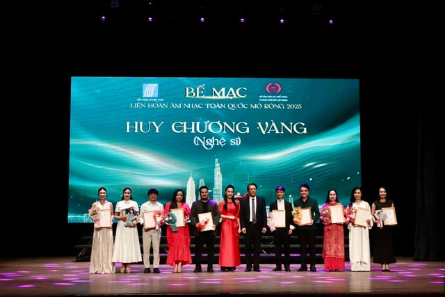 Y Garia Enuol បានឈ្នះមេដាយមាសនៅមហោស្រពតន្ត្រីបើកថ្នាក់ជាតិឆ្នាំ 2025 - រូបថត 4 ។ Y Garia Ênuôl đoạt huy chương vàng tại Liên hoan Âm nhạc toàn quốc mở rộng 2025 - Ảnh 4.