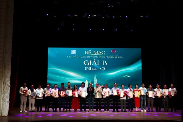 Y Garia Enuol បានឈ្នះមេដាយមាសនៅមហោស្រពតន្ត្រីបើកថ្នាក់ជាតិឆ្នាំ 2025 - រូបថត 6 ។ Y Garia Ênuôl đoạt huy chương vàng tại Liên hoan Âm nhạc toàn quốc mở rộng 2025 - Ảnh 6.