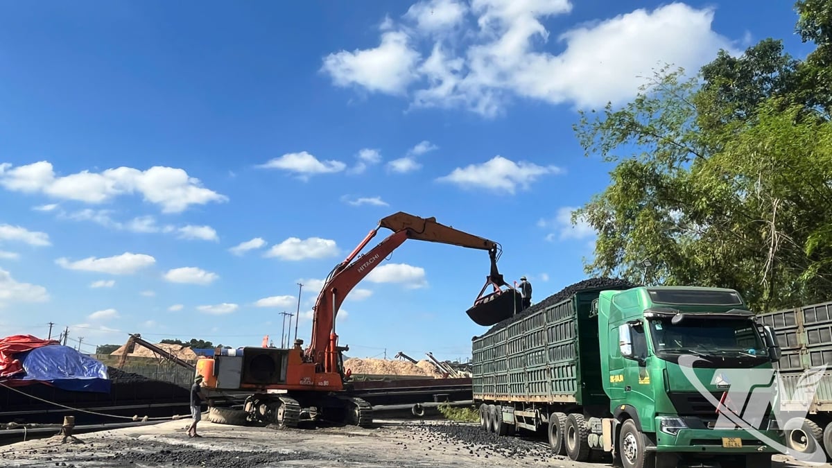 កម្មករនៃក្រុមហ៊ុន Phu Thinh CO2 Company Limited ផ្តោតលើការផ្ទុក ដឹកជញ្ជូន និងផ្ទេរការបញ្ជាទិញដែលបានចុះហត្ថលេខា។