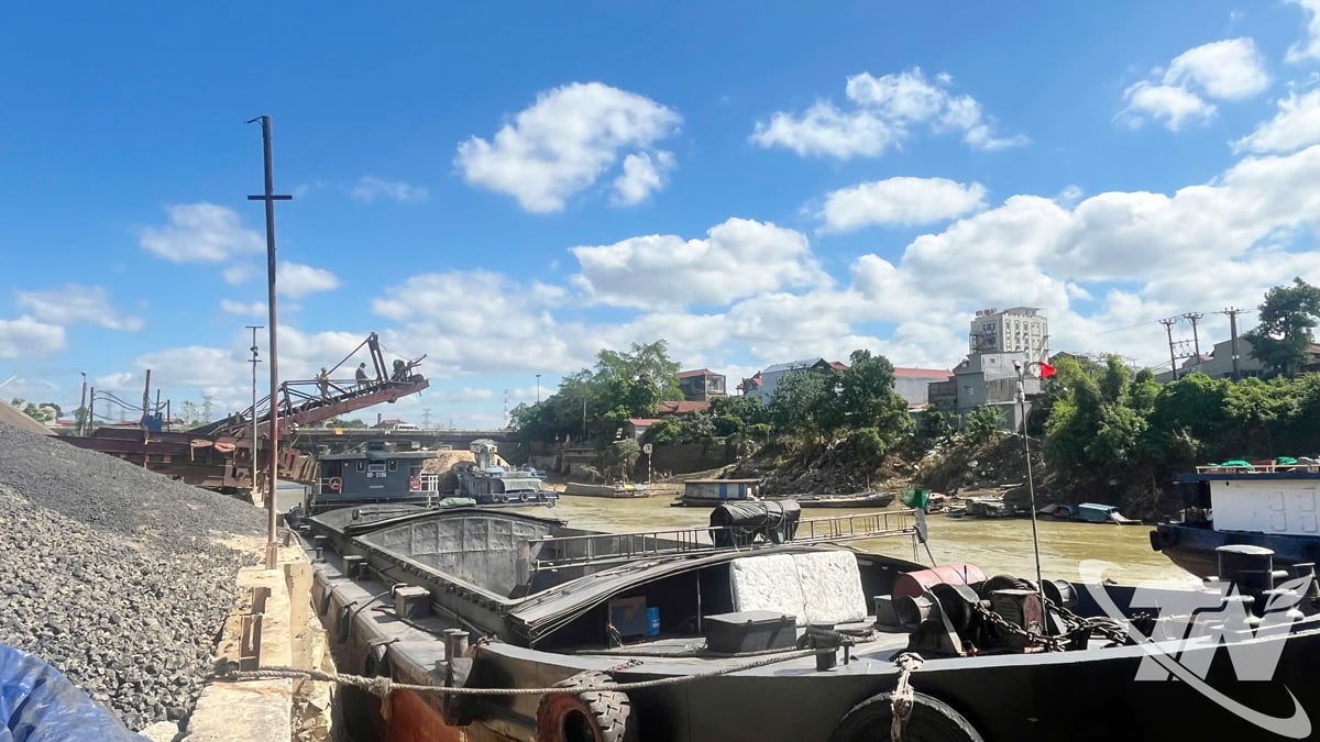 ជ្រុងមួយនៃកំពង់ផែ Da Phuc ។