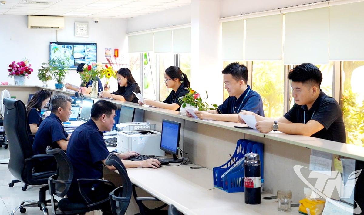 Thai Nguyen Customs fokuserar på att främja administrativ reform av tullförfaranden i riktning mot modernitet, synkronisering, enhetlighet och transparens, samt skapa gynnsamma förutsättningar för företag att genomföra import- och exportförfaranden. Foto: T.L.