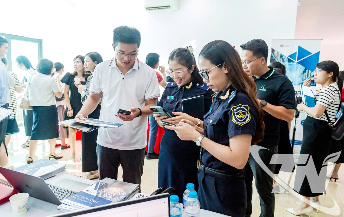 Tulltjänstemän i Thai Nguyen introducerar programvara för artificiell intelligens (AI) för att stödja företag i import- och exportverksamhet.