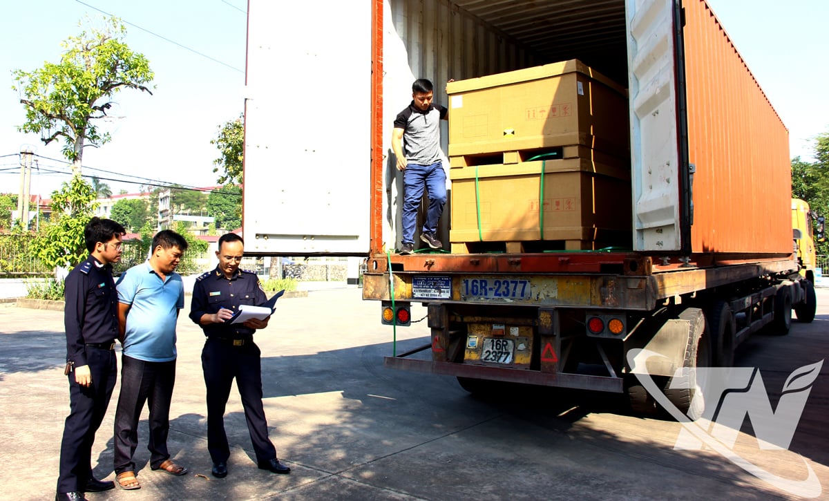 Tulltjänstemän i Thai Nguyen utför tullklarering av företags exportvaror. Foto: T.L.