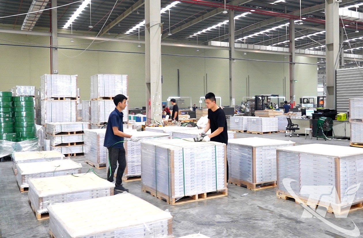 Tillverkning av golv- och väggpaneler från nya material för export hos Huali Vietnam Group Co., Ltd. (Diem Thuy industripark).
