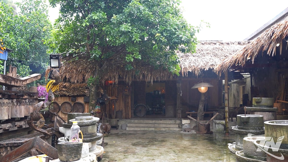 श्री लुआन के घर में प्राचीन कलाकृतियों को प्रदर्शित करने वाले स्थान में मजबूत पारंपरिक वास्तुकला है।