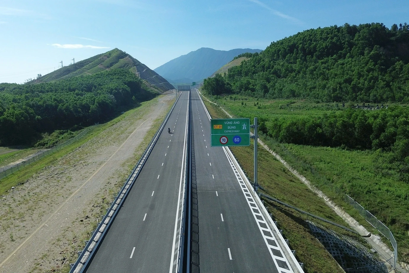 उत्तर-दक्षिण एक्सप्रेसवे परियोजना, वुंग आंग-बुंग खंड, चालू हो गया है। (फोटो: खान हंग/वियतनाम+)