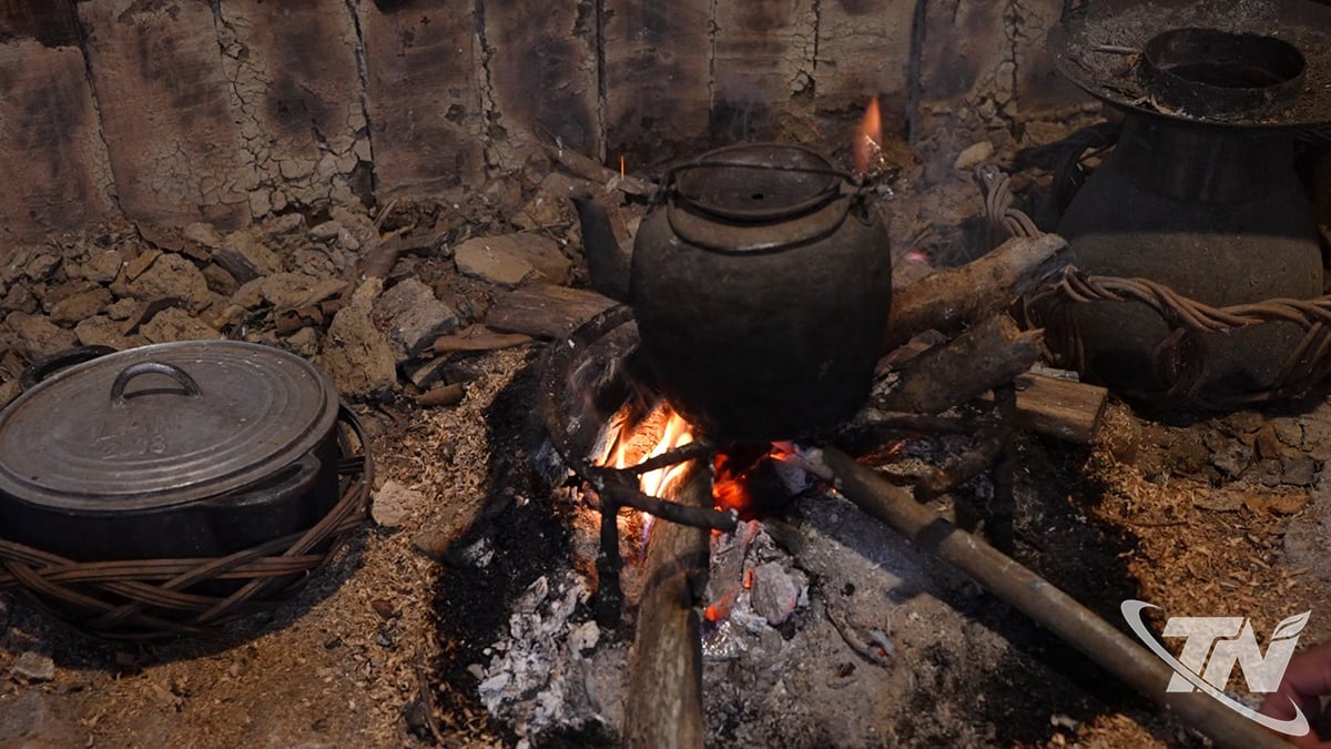 विदेशी पर्यटक चावल कूटने की मशीन का आनंद लेते हैं।