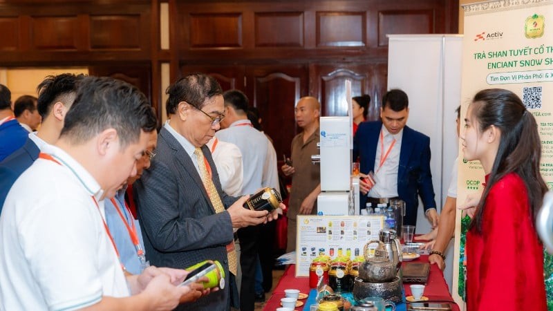 การเชื่อมโยง “บ้านสามหลัง” ช่วยบริหารจัดการและพัฒนากิจกรรมอีคอมเมิร์ซอย่างโปร่งใส รับผิดชอบ และยั่งยืนยิ่งขึ้น (ภาพประกอบ ที่มา: BICH LIEN)