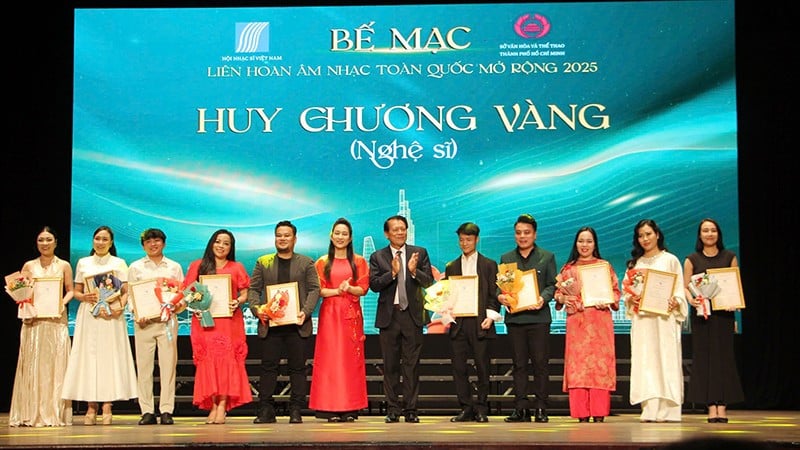 Вручение золотых медалей артистам, принявшим участие в фестивале. (Фото: THUY TRANG)