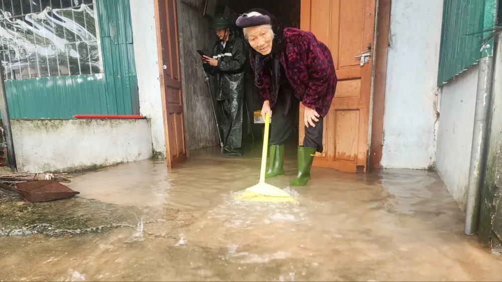 Människor i Cam Due-kommunen (Ha Tinh-provinsen) städar upp sina hus när översvämningsvattnet drar sig tillbaka.
