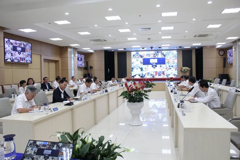 EVNCPC holder hastemøte for å håndtere flom og storm nr. 13 - Bilde 1. EVNCPC họp khẩn ứng phó mưa lũ và bão số 13- Ảnh 1.