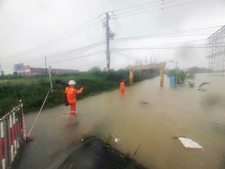 EVNCPC holder hastemøte for å håndtere flom og storm nr. 13 - Bilde 2. EVNCPC họp khẩn ứng phó mưa lũ và bão số 13- Ảnh 2.