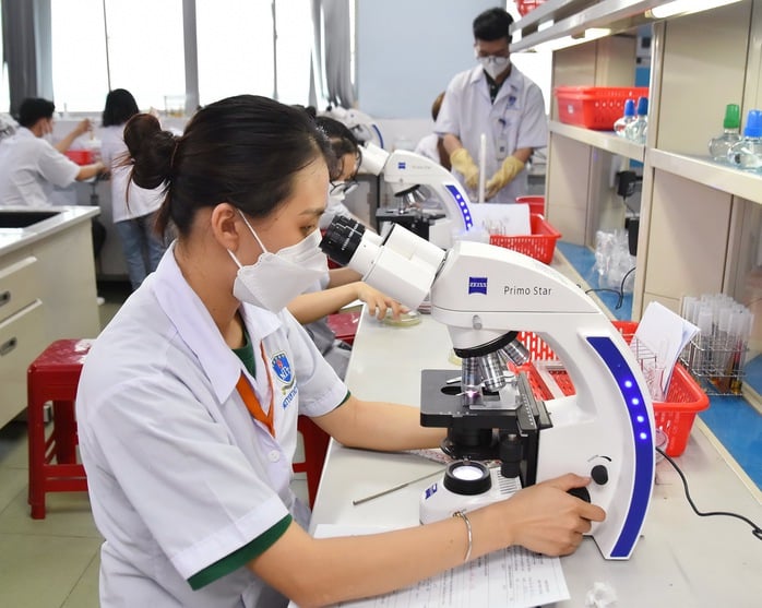 Студенти проводять наукові дослідження в Університеті Нгуєн Тат Тхань (Хошимінський університет). Фото: ТАН ТХАНЬ Sinh viên nghiên cứu khoa học tại Trường ĐH Nguyễn Tất Thành (TP HCM)Ảnh: TẤN THẠNH