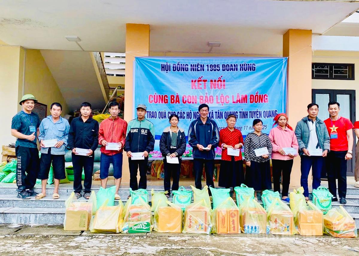 Filantroper ger gåvor till fattiga hushåll.