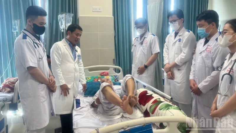 Врачи из больницы общего профиля Тяньзянг посетили пациентку Дин Тхи С.