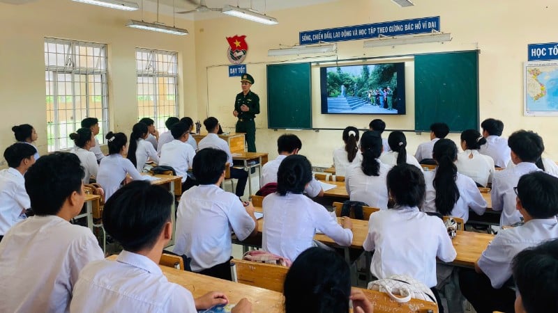 Сотрудники пограничной охраны Сюань-Дай знакомят учащихся средней и старшей школы Нгуен-Кхуен с Законом о границе Вьетнама.