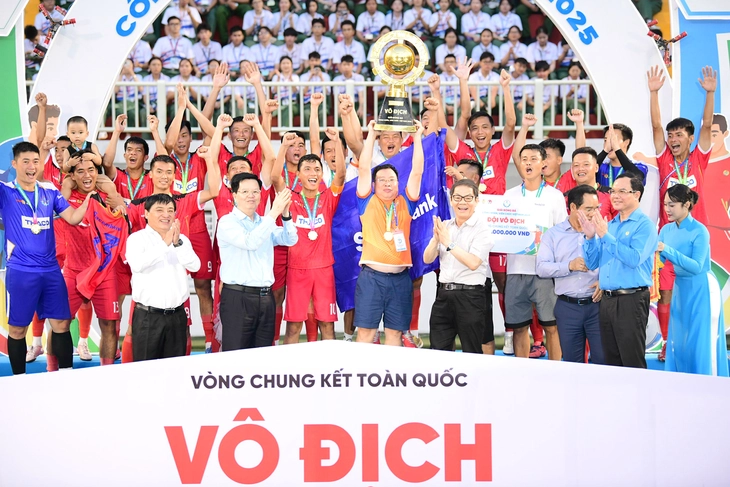 bóng đá công nhân - Ảnh 1.