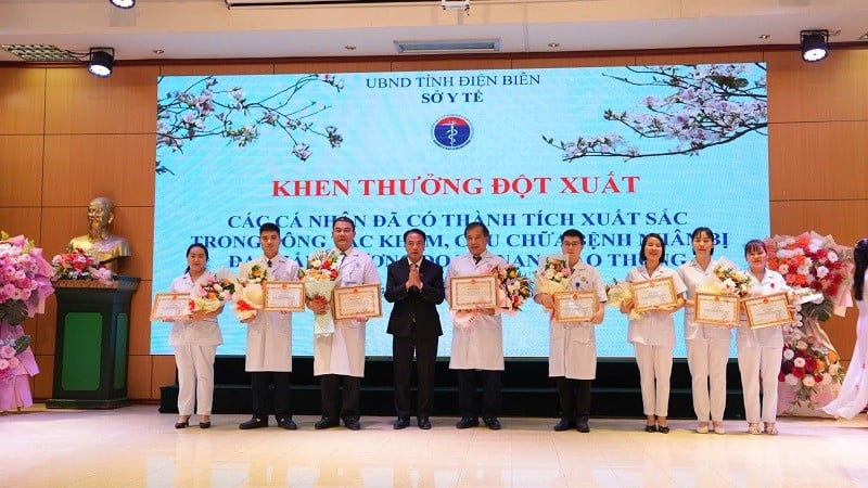 Товарищ Фам Джианг Нам, директор Департамента здравоохранения провинции Дьенбьен, вручил Почетные грамоты от Председателя Народного комитета провинции Дьенбьен и Почетные грамоты от Департамента здравоохранения лицам, добившимся успехов в лечении и проведении хирургических операций на пациентах.